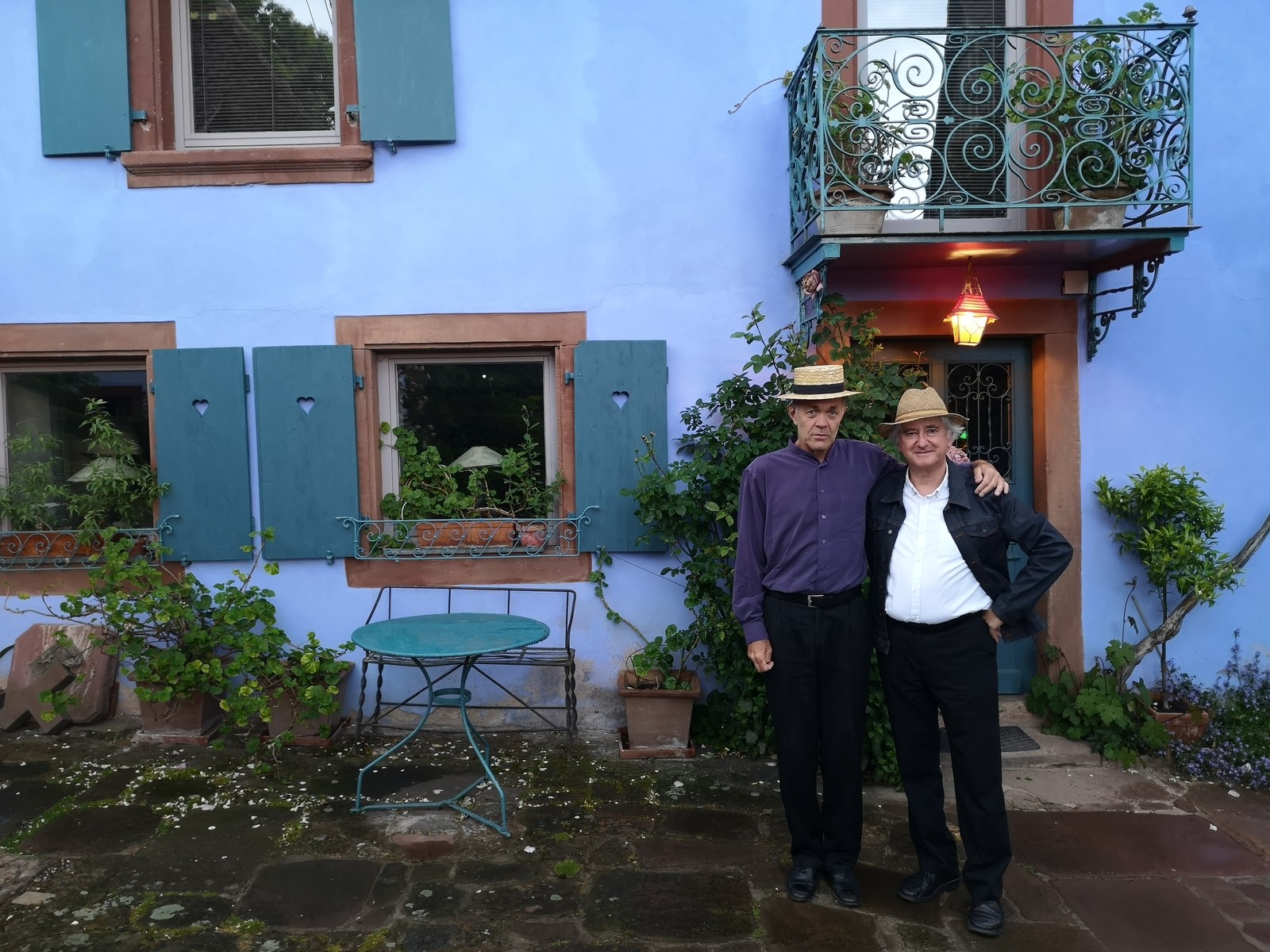 Bernard Hertrich et Jean-Jacques Fimbel devant une maison bleue alsacienne